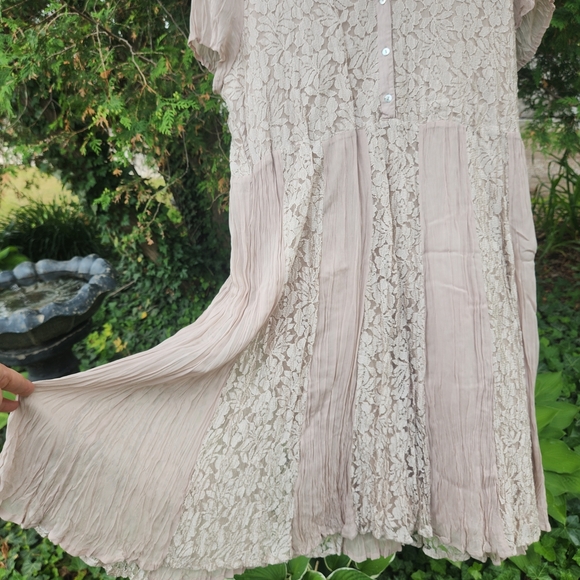 Chic Pink and Gold Tiered Midi Sundress with Flutter Sleeves - Picture 3 of 5